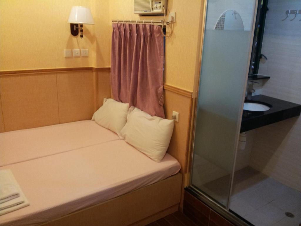 New Garden Hostel Hong Kong Room photo
